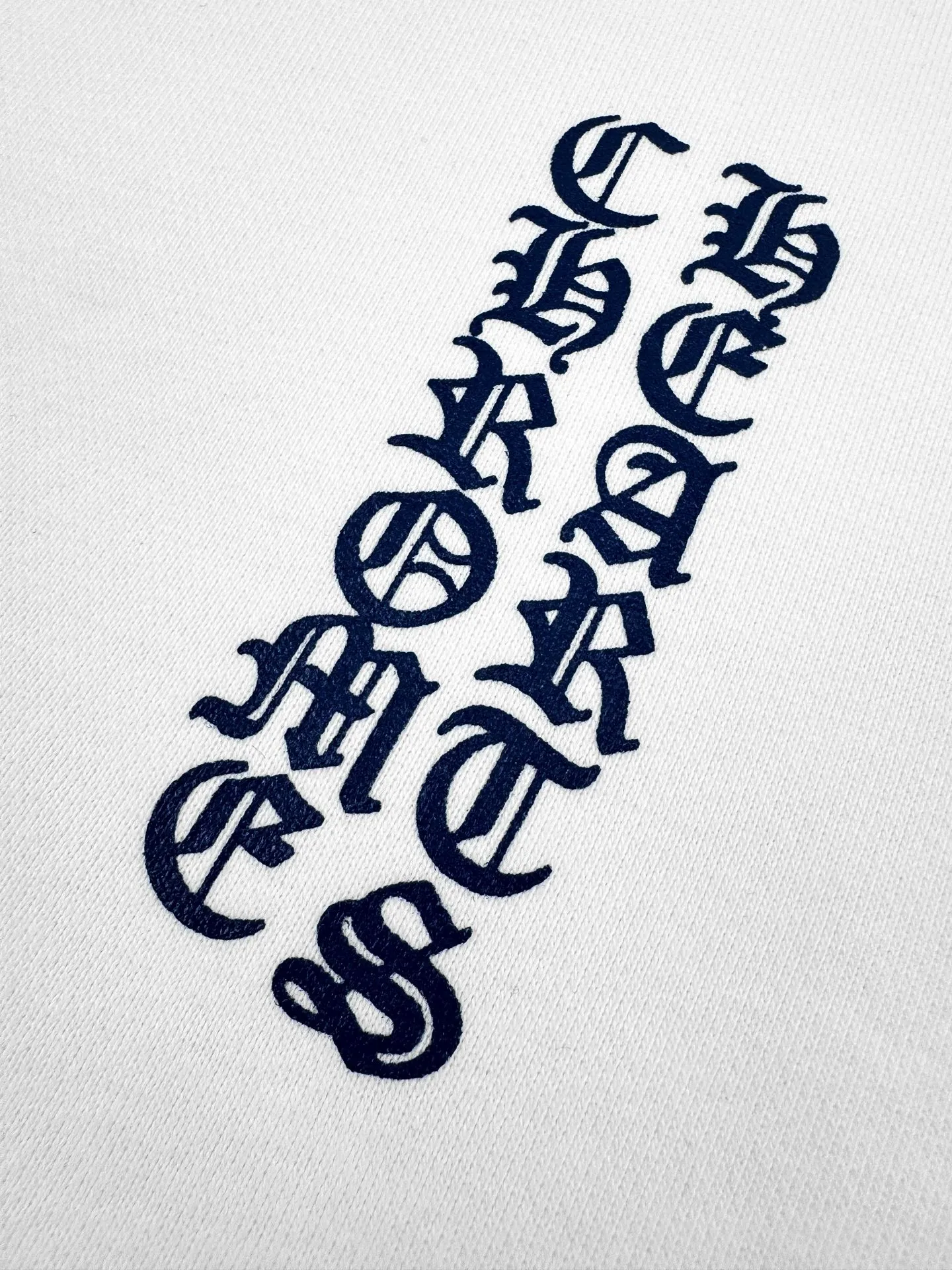 P450 Chrome Hearts letter-printed zipper jacket. Customized soft cloud-like 100% cotton velvet feel sweatshirt fabric. Delicate and smooth, comfortable and close to the skin. Made of pure white as the base. Indigo lines are neatly split. Western Gothic text is embellished on the chest. It controls the visual focus and extends vertically from the wrist to the shoulder line. It is a magic touch to break the monotony of the sweatshirt. The zippered hooded silhouette deconstructs the lazy drape carrying velvet. Gothic font meets all white. It not only retains the coldness of the Gothic, but also eliminates the depression of darkness with the purity of white, giving concrete expression to the sweet-cool balance and unlocking a multi-faceted style. Process 1: Use glue printing. The printing has been modified three times by the film screen. Use glue liquid paint to print the pattern on the fabric. Bake the fabric to fix the printing pattern. Process 2: The fabrics have been washed and have a better hand feel. Not easy to deform, not easy to shrink, not easy to fade, and maintain long-term beauty. Accessories: Customized 1:1 CH Zipper Customized 1:1 CH Trademark Fit: Loose Fit Size: S M L XL Style Number: CC910